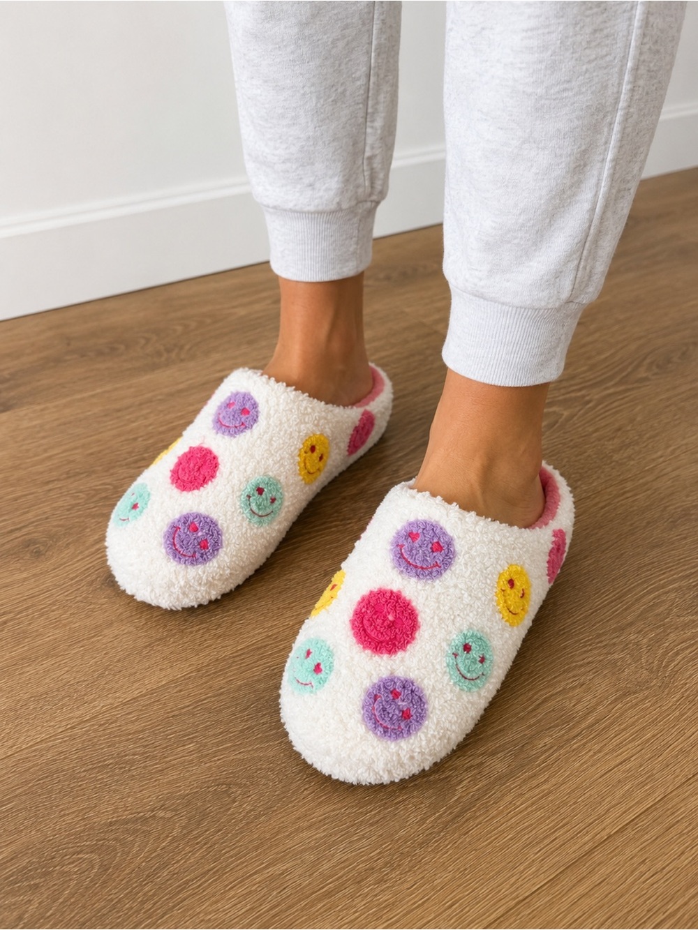 Kenzie Cozy size 8 One-Piece Slippers with Colorful Smiley Dots woman’s casual